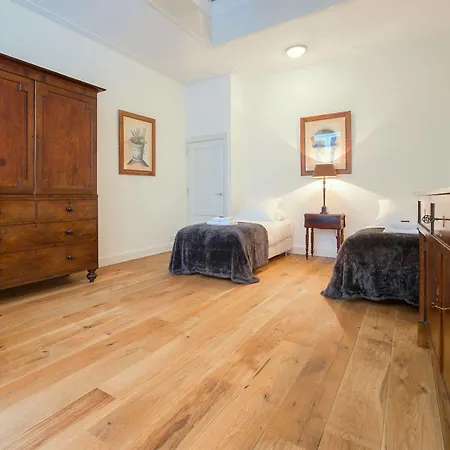 Short Group Jordaan Laurier Serviced *