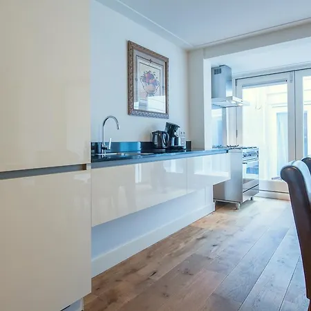 Short Group Jordaan Laurier Serviced *