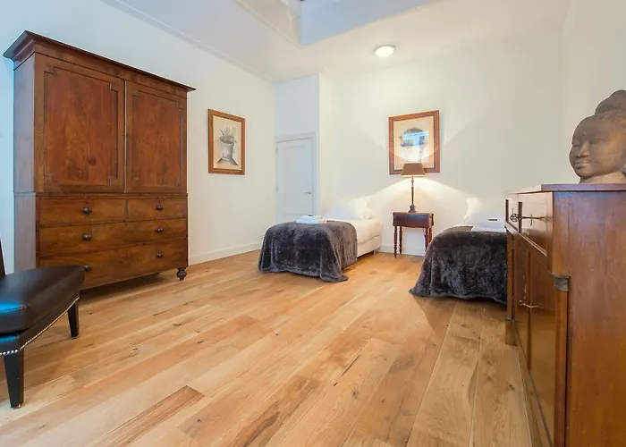 Short Group Jordaan Laurier Serviced *