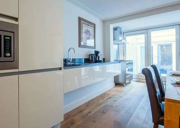 Short Group Jordaan Laurier Serviced *