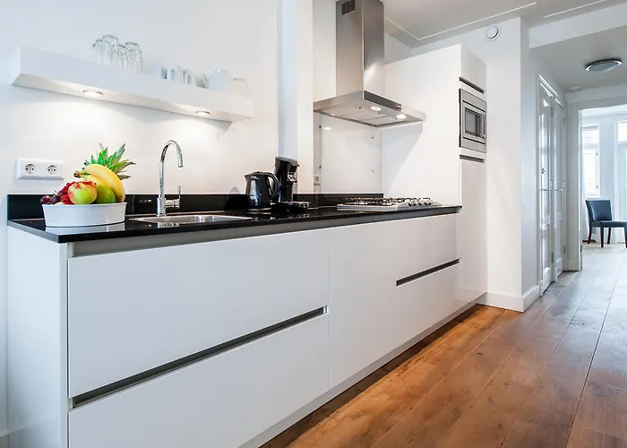 Short Group Jordaan Laurier Serviced *