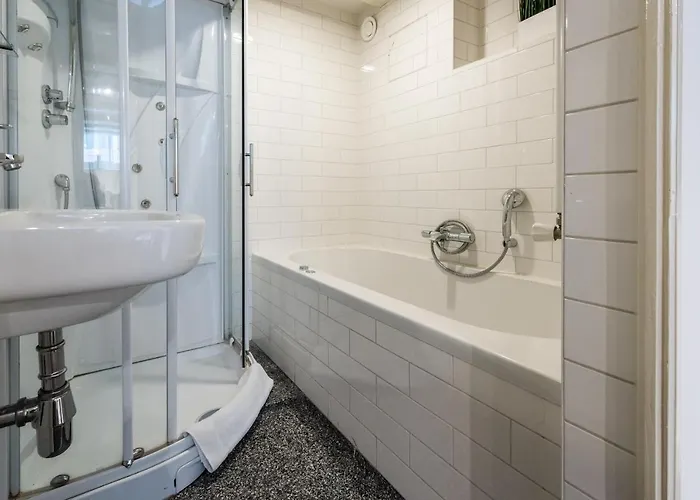 Short Group Jordaan Laurier Serviced *