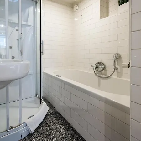 Short Group Jordaan Laurier Serviced *